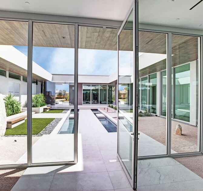 Un sistem pentru usi din aluminiu de prima clasa, disponibil intr-o mare varietate de tipuri de deschidere si variante de design